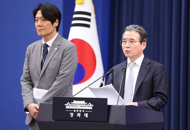 김용범 정책실장이 27일 청와대 춘추관에서 데미스 하사비스 구글 딥마인드 공동창업자 겸 대표 접견 관련 브리핑을 하고 있다. 왼쪽은 김우창 국가AI정책비서관. /뉴스1