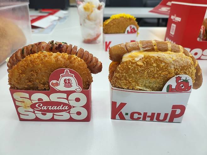 쏘쏘사라다(왼쪽)와 케이찹사라다가 각각 판매 중인 제품 모습.