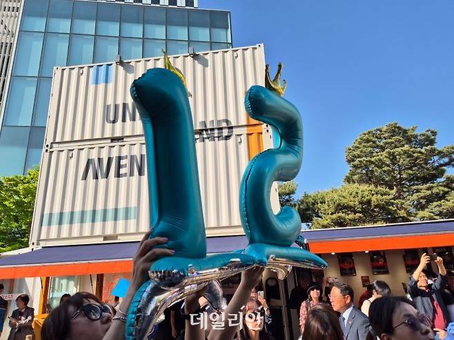 정원오 더불어민주당 서울시장 후보가 24일 서울 성수동 언더스탠드에비뉴를 찾자 지지자들이 응원하고 있다. ⓒ데일리안 김주훈 기자