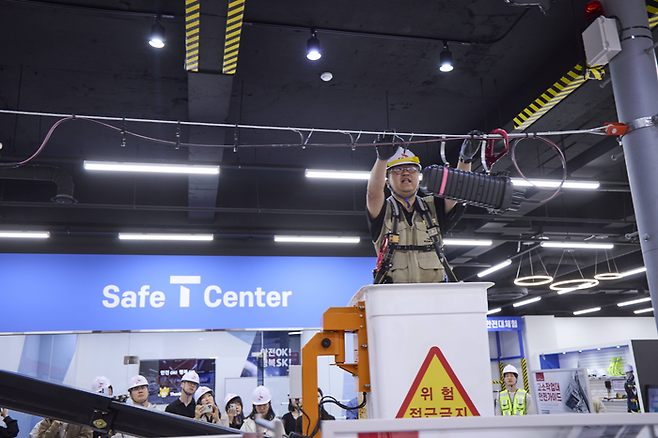 현장 한 켠에서 작업차 버킷 탑승 및 공중 작업이 이뤄지고 있다.ⓒSK텔레콤