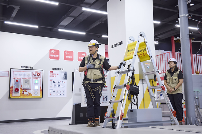 현장 한 켠에서 사다리 전도 체험이 이뤄지고 있다.ⓒSK텔레콤