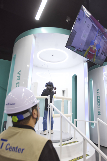 교육관에서는 고소작업대나 옥탑 작업 등 위험 노출이 많은 근로 현장을 증강현실(AR), 가상현실(VR) 등을 통해 체험할 수 있다.ⓒSK텔레콤