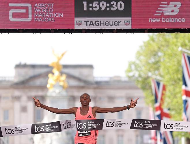 사바스티안 사웨(케냐)가 26일 영국 런던에서 열린 2026 런던 마라톤 남자부 경기에서 1시간59분30초의 세계기록을 세우며 결승선을 통과하고 있다. 사웨는 인류 역사상 최초로 마라톤 풀코스 공식 대회에서 ‘서브2’(2시간 이내에 풀코스 완주)를 달성한 선수가 됐다. 런던=AP 뉴시스