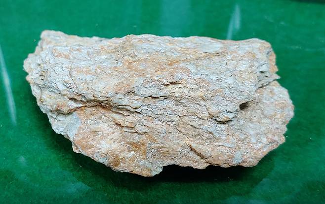 일라이트 원석. 영동군 제공