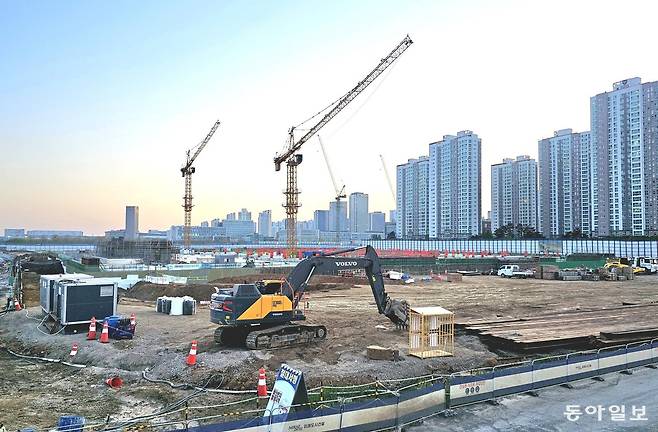 15년 넘게 개원이 지연되고 있는 인천 연수구 송도국제도시 7공구 송도 세브란스병원 공사 현장. 지하 공정은 마무리됐지만 병원동 시공사 선정이 지연되면서 공사가 다시 중단될 위기에 놓였다. 최승훈 채널A 스마트리포터 press653@donga.com