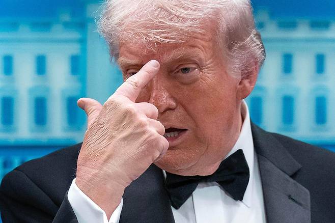 도널드 트럼프 미국 대통령이 25일(현지 시간) 워싱턴 힐튼 호텔에서 열린 ‘백악관 출입기자단 연례 만찬’(WHCD) 행사장에서 총격 사건이 발생한 후, 백악관 브리핑룸에서 발언하고 있다. 2026.04.26. [워싱턴=AP/뉴시스]