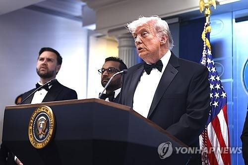 총격 사건  2시간 후 백악관으로 이동해 회견하는 트럼프 대통령. EPA 연합뉴스