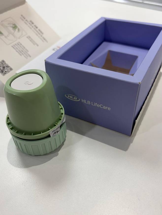 HLB라이프케어가 지난 13일 출시한 연속혈당측정기 피코링. 도장처럼 찍으면 측정기가 몸에 부착되는 방식이다. 사진=정상희 기자