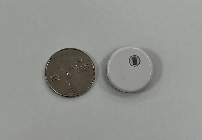 피코링은 작고 가벼워 부착 시 이물감이 거의 없다는 게 장점이다. 실제 100원짜리 동전과 비교하면 피코링 크기가 더 작은 것을 확인할 수 있다. 사진=정상희 기자