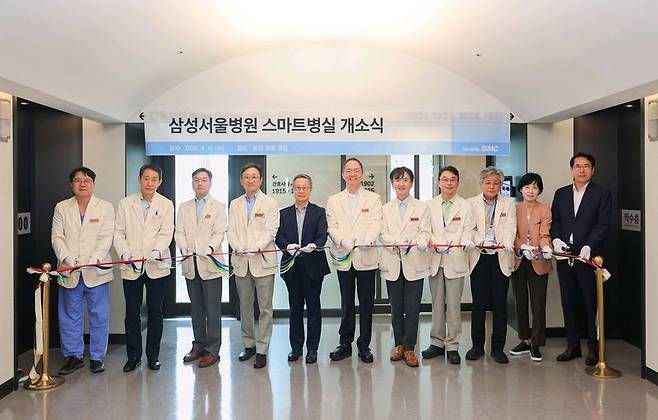 지난 15일 열린 삼성서울병원 스마트병실 개소식에서 박승우 삼성서울병원 병원장(왼쪽 여섯번째)와 관계자들이 기념사진 촬영을 하고 있다. 삼성서울병원 제공