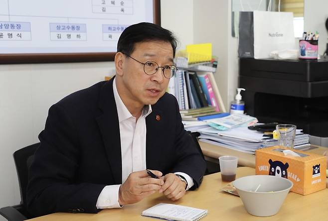 위성곤 더불어민주당 제주도지사 후보가 현장 방문 자리에서 주민 의견을 듣고 있다. 위 후보는 27일 고물가와 고유가에 대응해 3000억원 이상 민생 추경을 추진하고 골목상권과 1차산업을 보호하겠다고 밝혔다. /사진=위성곤 후보 캠프 제공