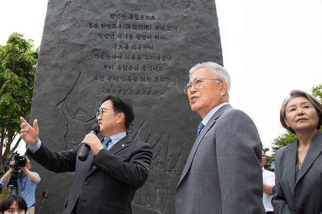 문재인 전 대통령과 김정숙 여사가 4.27 판문점선언 8주년 기념식 참석차 27일 국회를 방문해 우원식 국회의장의 설명을 들으며 독립기억광장을 둘러보고 있다. 뉴스1