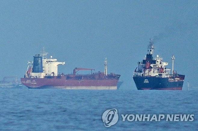 호르무즈 해협의 유조선과 화물선. 사진=연합뉴스