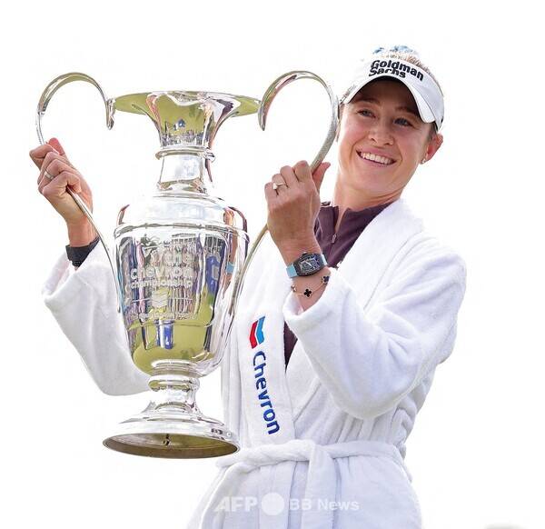 윤이나, 김효주, 양희영, 황유민, 임진희, 이소미, 최혜진, 유해란, 양윤서 등과 함께 2026년 미국여자프로골프(LPGA) 투어 메이저 골프대회 셰브론 챔피언십에 출전한 넬리 코다(미국)가 '호수의 여왕' 입수 우승 세리머니 후에 우승 트로피를 들고 기념 촬영하는 모습이다. 사진제공=ⓒAFPBBNews = News1 (사진을 무단으로 사용하지 마십시오.)