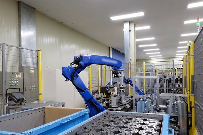 지난달 24일 충남 천안시 포스코모빌리티솔루션 천안공장 구동모터코어 조립라인에서 로봇 팔이 제품 조립 작업을 하고 있다. 포스코인터내셔널 제공