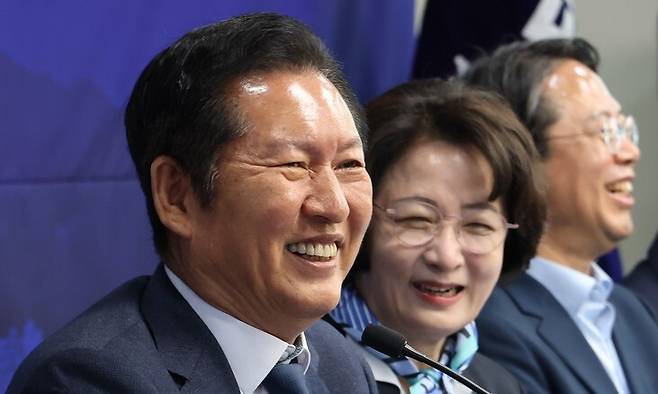 정청래 더불어민주당 대표가 27일 경기도 안성시 김보라 안성시장 후보 선거사무소에서 추미애 경기도 지사 후보, 김 안성시장 후보가 참석한 가운데 열린 최고위원회의에서 발언하고 있다. 연합뉴스