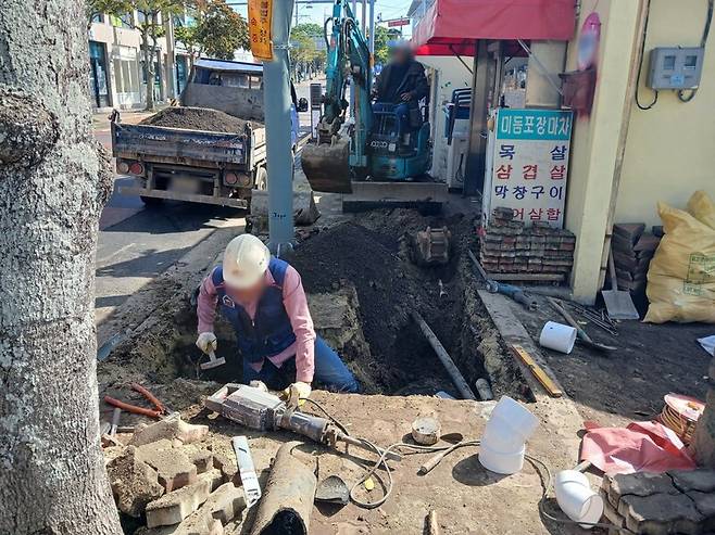 4월 초 제주시에서 하수관로 수리 공사 중인 노동자. 장남수 제공