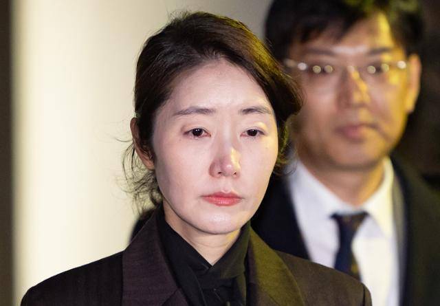 공천헌금 1억 원을 수수한 혐의를 받는 강선우 무소속 의원이 지난달 3일 서울 서초구 서울중앙지법에서 열린 구속 전 피의자 심문(영장실질심사)을 마친 뒤 법원을 나서고 있다. 뉴시스