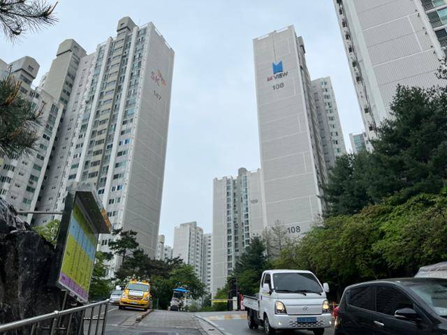 20일 찾아간 서울 강북구 미아동 SK북한산시티 아파트 2번 게이트(출구). 우이신설선 솔샘역과 접한 이 입구에서부터 단지 내 가장 높은 곳(142동)까지 걸어서 5~8분이 걸린다. 김민호 기자