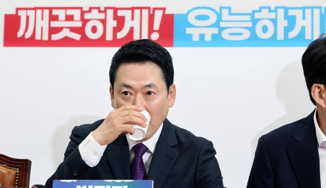 장동혁 국민의힘 대표가 27일 국회에서 열린 최고위원회의에 참석해 물을 마시고 있다. 연합뉴스