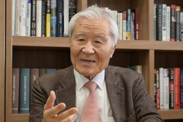 조갑제 조갑제닷컴 대표가 지난해 4월 18일 서울 종로구 자신의 사무실에서 한국일보와 인터뷰하고 있다. 강예진 기자