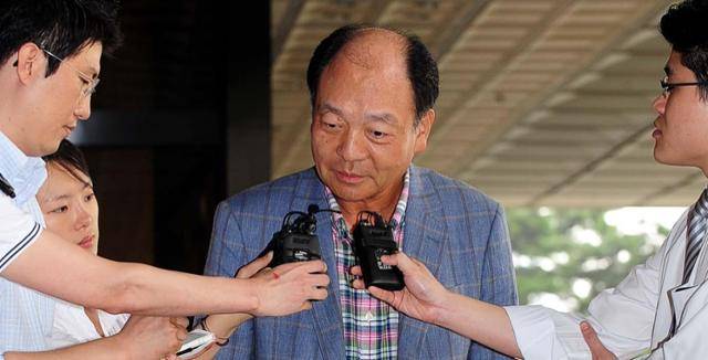수천억 원대 세금을 탈루하고 수백억 원대 비자금을 조성한 혐의를 받고 있는 권혁 전 시도상선 회장이 2018년 서울중앙지검으로 출석하고 있다. 한국일보 자료사진