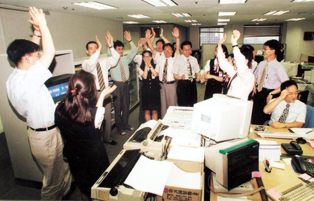 LG텔레콤 직원들이 PCS 사업자로 선정되자 박수를 치며 환호하고 있다. 한국일보 자료사진