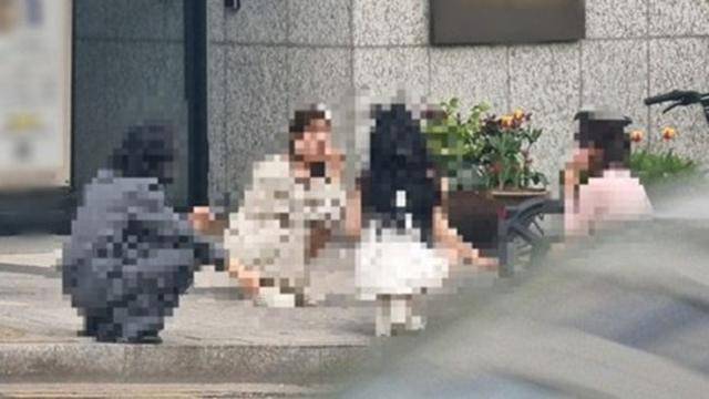 서울 강남구 한 초등학교 인근 '엑셀 방송' 스튜디오 앞에서 인터넷 방송 진행자가 모여 담배를 피우고 있다. 연합뉴스