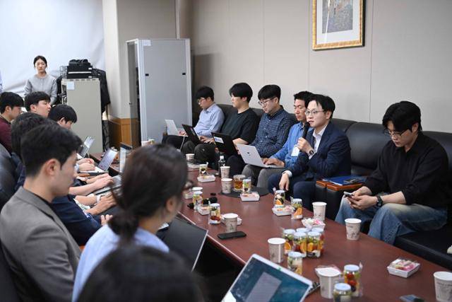 김정관 산업통상부 장관이 27일 정부세종청사 산업부 기자실에서 기자단 질의에 답변하고 있다. 산업통상부 제공