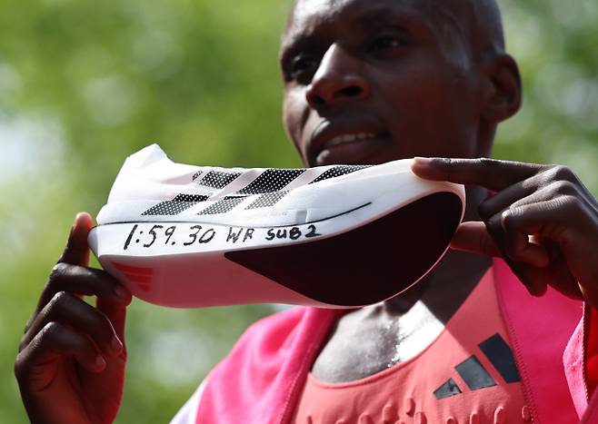 <yonhap photo-6099=""> 26일(한국시간) 영국 런던에서 열린 2026 런던 마라톤 남자부 경기에서 42.195㎞를 1시간 59분 30초에 완주하며 우승을 차지한 사바스티안 사웨. [EPA=연합뉴스]</yonhap>