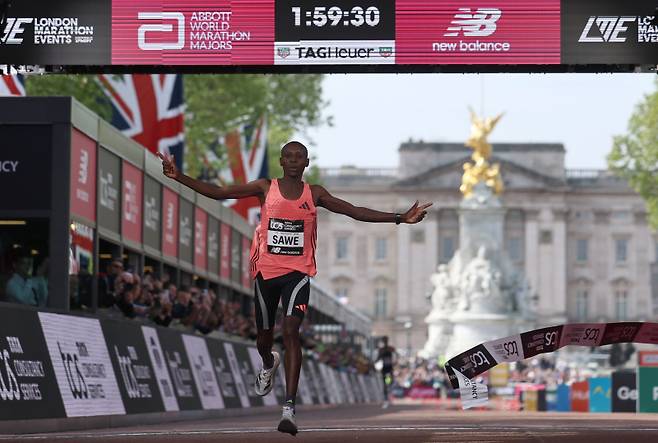 <yonhap photo-6086=""> epa12914804 Sabastian Sawe of Kenya wins the London Marathon with a World Record and the first sub two-hour marathon time of 1:59:30 h during the London Marathon in London, Britain 26 April 2026. Taking place since 1981, the London Marathon is one of the most popular marathons in the world, with a record-breaking total of more than 59,000 people are expected to take part in the 2026 race. EPA/NEIL HALL/2026-04-26 20:16:40/ <저작권자 ⓒ 1980~2026 ㈜연합뉴스. 무단 전재 재배포 금지, AI 학습 및 활용 금지></yonhap>