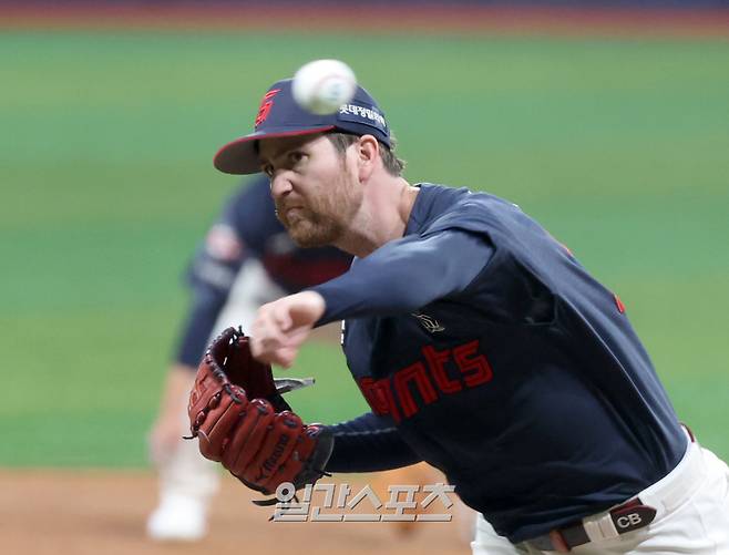 29일 오후 서울 고척스카이돔에서 열린 2025 프로야구 롯데 와 키움 경기. 롯데 선발 반즈가 힘차게 공을 던지고 있다. 고척=정시종 기자 /2025.04.29.