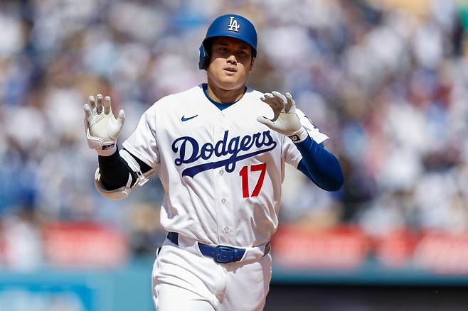 <yonhap photo-2273=""> Los Angeles Dodgers designated hitter Shohei Ohtani (17) rounds the bases after hitting a home run during the seventh inning of a baseball game against the Chicago Cubs, Sunday, April 26, 2026, in Los Angeles. (AP Photo/Caroline Brehman)/2026-04-27 08:14:40/ <저작권자 ⓒ 1980~2026 ㈜연합뉴스. 무단 전재 재배포 금지, AI 학습 및 활용 금지></yonhap>