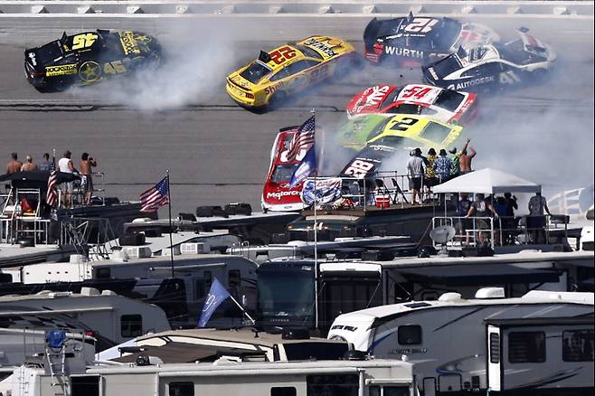 <yonhap photo-2033=""> TALLADEGA, ALABAMA - APRIL 26: Tyler Reddick, driver of the #45 Rockstar Energy Drink Toyota, Joey Logano, driver of the #22 Shell-Pennzoil Ford, Ryan Blaney, driver of the #12 Wurth Ford, and Cole Custer, driver of the #41 Haas/Autodesk Chevrolet, spin after an on-track incident during the NASCAR Cup Series Jack Link's 500 at Talladega Superspeedway on April 26, 2026 in Talladega, Alabama. Sean Gardner/Getty Images/AFP (Photo by Sean Gardner / GETTY IMAGES NORTH AMERICA / Getty Images via AFP)/2026-04-27 07:18:02/ <저작권자 ⓒ 1980~2026 ㈜연합뉴스. 무단 전재 재배포 금지, AI 학습 및 활용 금지></yonhap>