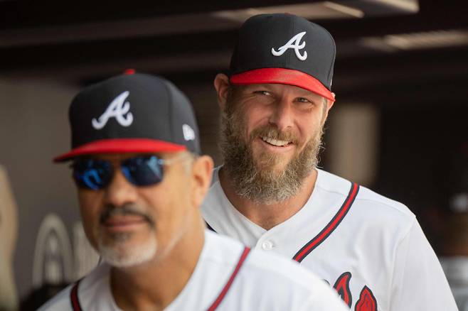 <yonhap photo-1658=""> ATLANTA, GEORGIA - APRIL 26: Chris Sale #51 of the Atlanta Braves retires to the dugout with a 6-0 lead in the sixth inning of a game against the Philadelphia Phillies at Truist Park on April 26, 2026 in Atlanta, Georgia. Edward M. Pio Roda/Getty Images/AFP (Photo by Edward M. PIO RODA / GETTY IMAGES NORTH AMERICA / Getty Images via AFP)/2026-04-27 06:21:41/ <저작권자 ⓒ 1980~2026 ㈜연합뉴스. 무단 전재 재배포 금지, AI 학습 및 활용 금지></yonhap>