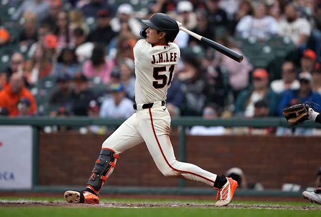 <yonhap photo-2420=""> SAN FRANCISCO, CALIFORNIA - APRIL 26: Jung Hoo Lee #51 of the San Francisco Giants singles against the Miami Marlins in the bottom of the fifth inning at Oracle Park on April 26, 2026 in San Francisco, California. Thearon W. Henderson/Getty Images/AFP (Photo by Thearon W. Henderson / GETTY IMAGES NORTH AMERICA / Getty Images via AFP)/2026-04-27 08:57:18/ <저작권자 ⓒ 1980~2026 ㈜연합뉴스. 무단 전재 재배포 금지, AI 학습 및 활용 금지></yonhap>
