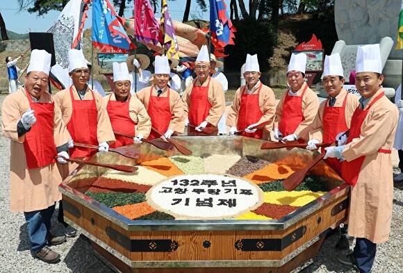 동학농민혁명 무장기포제 동학 비빔밥 퍼포먼스가 진행되고 있다. [사진=고창군 ]