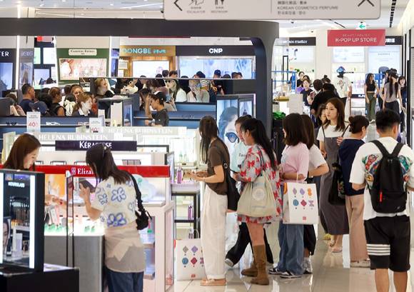 신세계면세점 명동점이 외국인 관광객들로 북적이고 있다. [사진=신세계면세점]