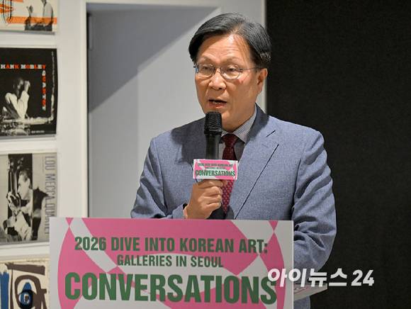 김장호 예술경영지원센터 대표가 27일 서울 용산구 페즈에서 문화체육관광부와 예술경영지원센터가 주최한 '다이브 인투 코리안 아트: 갤러리즈 인 서울(Dive into Korean Art: Galleries in Seoul)'의 일환으로 열린 'DIVE INTO CHANGE: 변화하는 아트페어와 글로벌 미술시장' 토론회에 참석해 인사말을 하고 있다. [사진=정소희 기자]