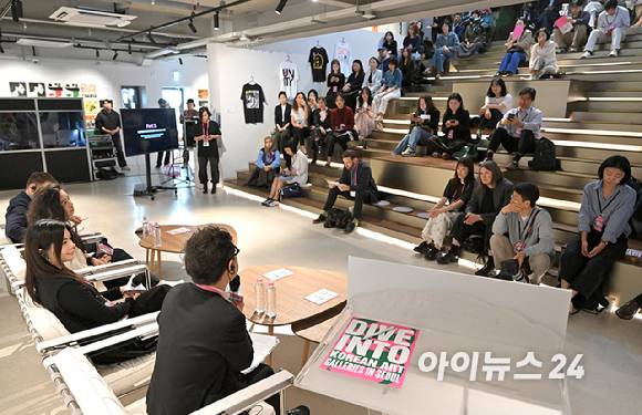 27일 '2026 다이브 인투 코리안 아트: 갤러리즈 인 서울' 프로그램에 참여한 해외 아트페어 관계자들이 서울 용산구 페즈에서 열린 토론회에서 '전환기의 아트페어: 새로운 도전과 지속가능한 성장 전략'을 주제로 토론하고 있다. [사진=정소희 기자]
