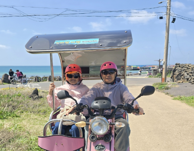 해안도로를 따라 이동하는 가족. 한 달의 시작은 ‘어디를 가느냐’보다 ‘누구와 가느냐’였다. (제주관광공사 제공)