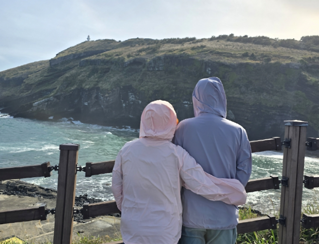 바다를 바라보며 서로의 곁에 선 순간. 이번 여행은 속도가 아니라 함께 걷는 방향에 가까웠다. (제주관광공사 제공)
