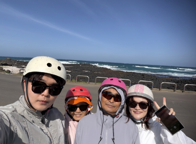 가족과 함께한 하루. 이들에게 중요한 건 일정이 아니라 같이 있는 방식이었다. (제주관광공사 제공)