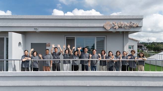 동백마을 주민들이 가족을 맞이하고 있다. 관광을 넘어 사람과 사람이 이어지는 방식이 이곳에서 이어지고 있다. (제주관광공사 제공)