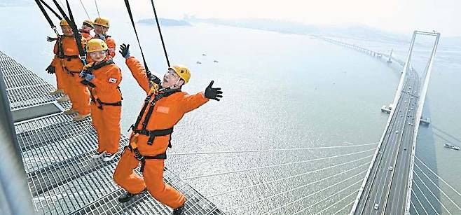 유정복 인천광역시장(오른쪽)이 지난 3월 25일 청라하늘대교에서 개장을 앞둔 관광시설을 점검하고 있다. [사진 인천경제자유구역청]
