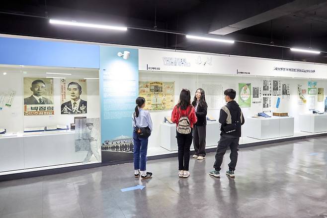 박정희 대통령은 대통령 직선제를 폐지하고 통일주체국민회의를 통한 간접선거로 바꿔 제8대 대통령에 당선됐다는 이은수 주무관의 설명을 듣는 소중 학생기자단.