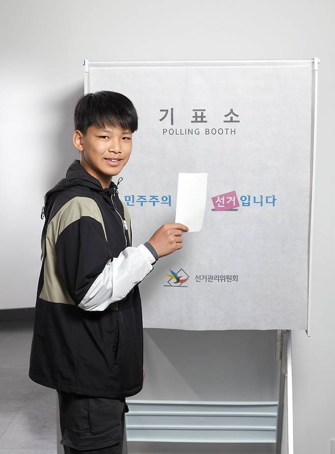 첫 투표를 수행하기 위해 정우빈 학생기자가 투표용지를 들고 처음으로 선거용 기표소로 향했다.