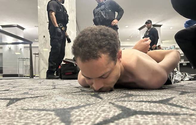 도널드 트럼프 미국 대통령이 25일(현지시간) 워싱턴 DC 한 호텔에서 열린 백악관 출입기자단 만찬 행사장에서 발생한 총격 사건의 용의자인 콜 토마스 앨런의 근접 사진을 자신의 소셜미디어 트루스소셜에 공개했다. 사진 트루스소셜 캡처