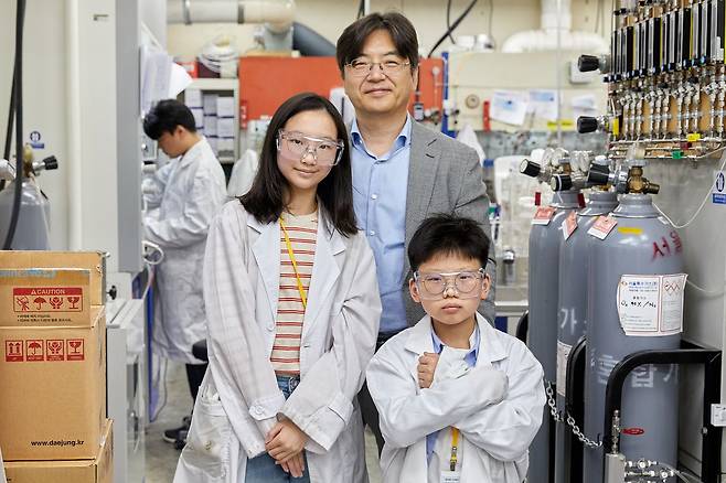 김은제(앞줄 왼쪽)·신율 학생기자가 이광렬(뒷줄) 고려대 화학과 교수와 화학의 쓰임새와 매력에 관해 이야기 나눴다.