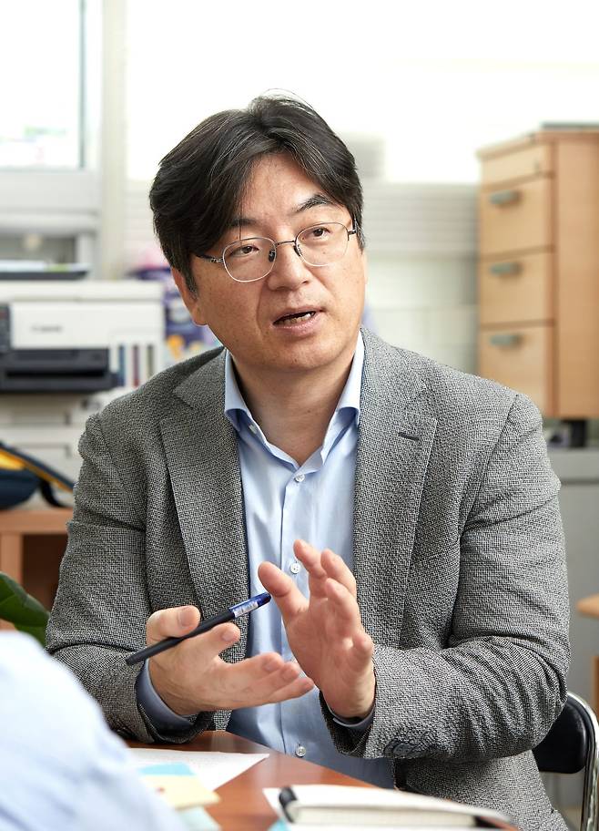 화학의 유용성을 알리기 위해 그간 다양한 연령대를 위한 화학 입문서를 꾸준히 집필해온 이광렬 교수.
